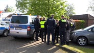 Die Polizei bespricht sich bei der Suche nach dem vermissten Jungen Arian aus Bremervörde. © TeleNewsNetwork 