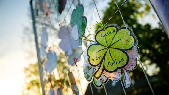 Elm: "Glück für Arian" steht auf einem von Kindern gebastelten Kleeblatt. © dpa-Bildfunk Foto: Sina Schuldt