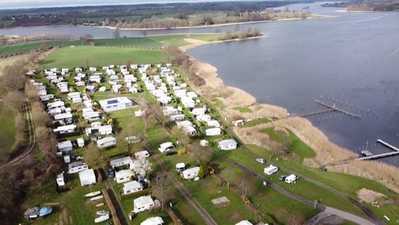 Eine Luftbildaufnahme zeigt einen Campingplatz an der Schlei © NDR Foto: NDR Screenshot