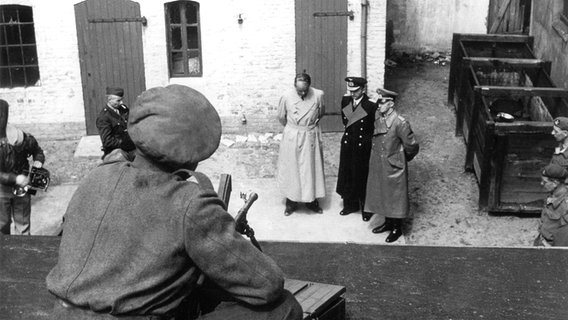 Die drei Gefangenen Albert Speer, Karl Dönitz und Alfred Jodl werden von britischen Soldaten bewacht. ©  picture-alliance/ dpa 