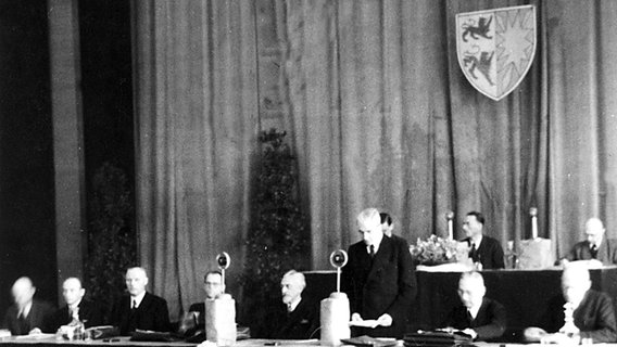 Eröffnungssitzung der Regierung des Landes Schleswig-Holstein am 2. Dezember 1946 in Kiel © picture-alliance / dpa 