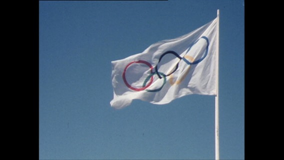 Eine olympische Flagge weht. © NDR 
