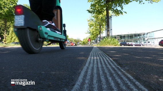 Ein E-Roller fährt über einen Weg. © NDR 