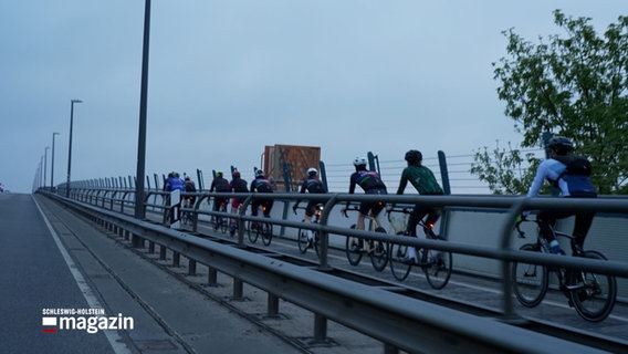 Mehrere Radfahrer fahren auf einer Brücke © NDR Foto: NDR Screenshot