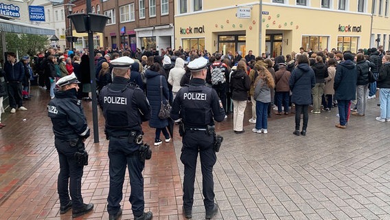 In Bad Segeberg haben sich Menschen versammelt, um einer verlegung von Stolpersteinen beizuwohnen. © NDR Foto: Corinna Below