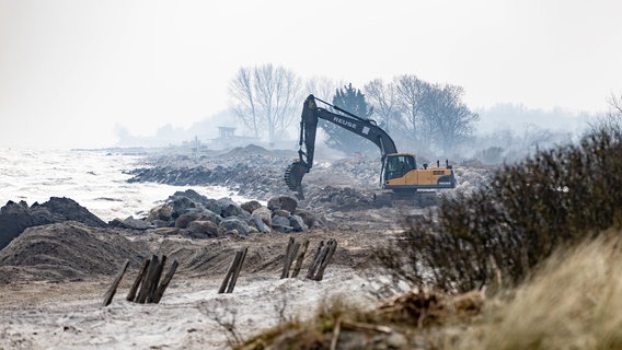 Schäden am Strand von Damp nach der Sturmflut im Oktober 2023. © Axel Heimken/dpa-Bildfunk 