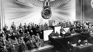 Führer und Reichskanzler Adolf Hitler begründet in seiner Rede vor dem Reichstag in Berlin am 1. September 1939 den Angriff auf Polen. © picture-alliance/dpa 