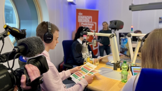 Sieger-Teams des einfach.Medien Podclass Contest 2023/24 produzieren ihre erste Podcast-Episode beim NDR in Kiel, Schwerin und Hamburg. © NDR 