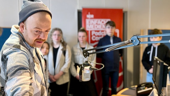 Sieger-Teams des einfach.Medien Podclass Contest 2023/24 produzieren ihre erste Podcast-Episode beim NDR in Kiel, Schwerin und Hamburg. © NDR 