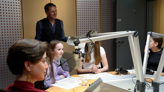 Schülerinnen der Liebfrauenschule aus Vechta produzieren ihre erste Podcast Episode beim NDR in Hannover © NDR Foto: Christian Öchsle