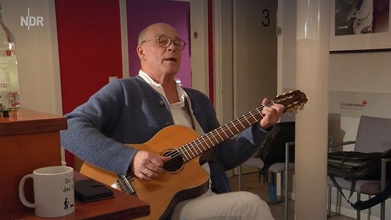 Internist und Musiker Ludger Iske mit Gitarre © NDR.de 