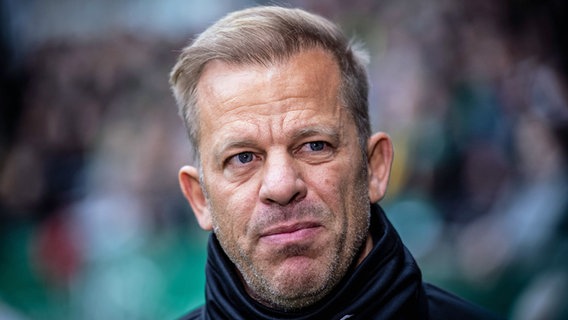 Werder Bremens Ex-Trainer Markus Anfang schaut ernst. © IMAGO / Comsport 