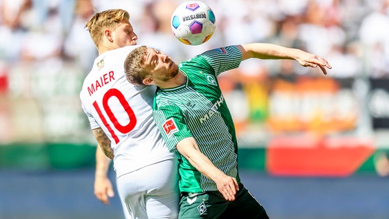 Bremens Mitchell Weiser (r.) und Augsburgs Arne Maier kämpfen um den Ball. © IMAGO / Nordphoto 