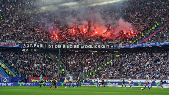 Szene aus dem Stadtderby HSV - FC St. Pauli © picture alliance/dpa | Marcus Brandt 