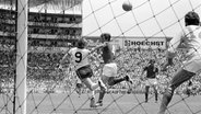 Uwe Seeler erzielt im WM-Viertelfinale 1970 gegen England das 2:2. © Witters 