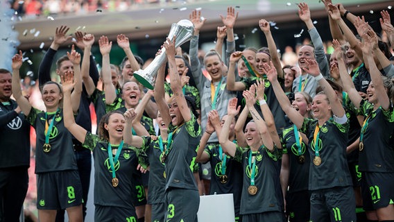 Die Wolfsburger Spielerinnen bejubeln den Sieg im DFB Pokal. © picture alliance/dpa 