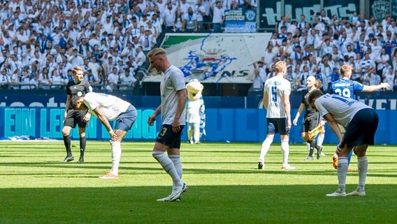Rostocks Spieler reagieren auf die Niederlage gegen Schalke © Imago Images 