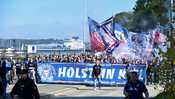 Kiels Fans marschieren an der Kiellinie vor dem Jachthafen zum Stadion © picture alliance Foto: Michael Schwartz