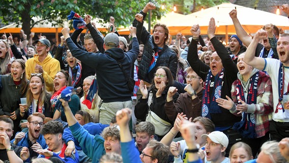 Kieler Fans jubeln nach 1:0 für Kiel beim Public Viewing in der Forstbaumschule © dpa Bildfunk Foto: Michael Schwartz