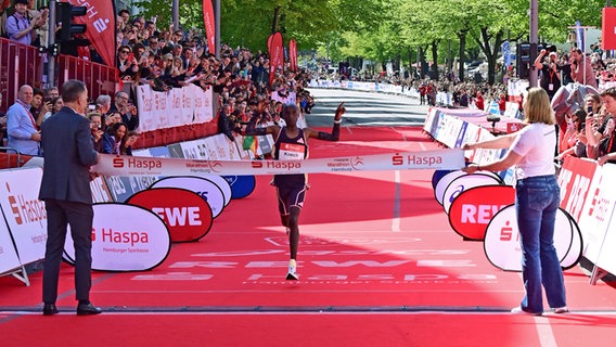 Bernard Koech, Sieg des Hamburg-Marathon 2024 © Witters 