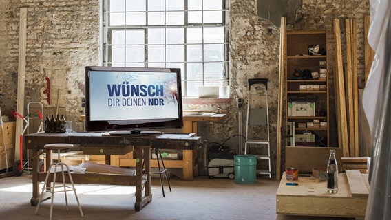 Ein Fernseher mit dem "Wünsch dir deinen NDR" Logo steht in einer Werkstatt. (Montage) © fotolia, imago stock&people Foto: ra3rn, Westend61