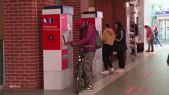 Menschen kaufen sich Fahrkartenautomaten Tickets. © Screenshot 