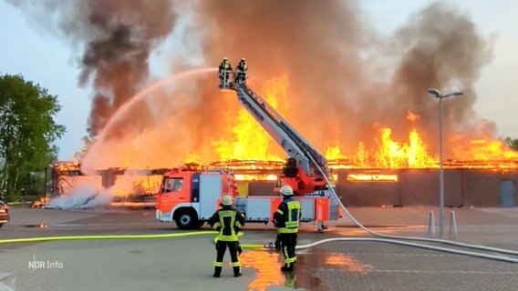 Löscharbeiten an einem brennenden Supermarkt. © Screenshot 