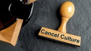 Stempel mit der Aufschrift "Cancel Culture" © picture alliance / SULUPRESS.DE Foto: Torsten Sukrow / SULUPRESS.DE