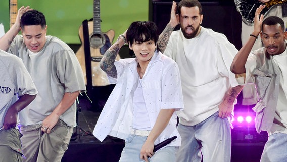 Der südkoreanische Sänger und Tänzer Jung Kook von der K-Pop-Band BTS tanzt auf einer Bühne. © Invision/AP Foto: Evan Agostini