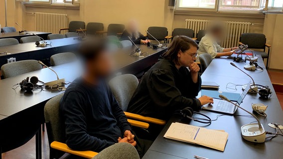 Ein Mann sitzt in einem Gerichtssaal in Hamburg. © NDR Foto: Elke Spanner