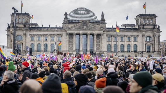 Demonstration gegen Rechtsextremismus vor dem Reichstag © picture alliance / photothek Foto: Sebastian Rau/photothek.de