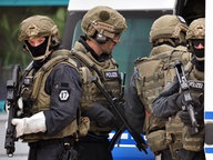 Members of the GSG9 Special Unit come down from a car. © photo alliance / dpa Photo: Hannibal Hanschke