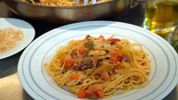 Gemüse-Bolognese mit Spaghetti © NDR Foto: Florian Kruck