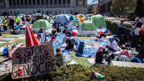 Lager der pro-palästinensischen Demonstration an der Columbia University in New York. © AP/dpa Foto: Stefan Jeremiah