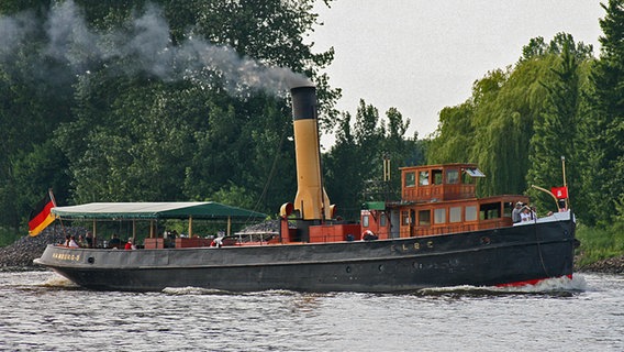 Der Dampfeisbrecher "Elbe" im Jahr 2010 bei einer Ausflugsfahrt  