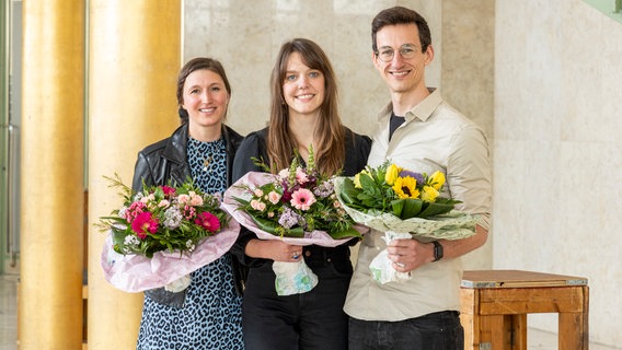 Verleihung des Kurt-Magnus-Preises der ARD am 17.04.2024 durch den Hessischen Rundfunk (von links): Isabel Scholz (NDR, 3. Preis), Ann-Kathrin Wetter (BR, 1. Preis) und Leo Braun (SWR, 2. Preis) © Sascha Rheker 
