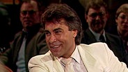 Sänger Roy Black trägt in der NDR Talk Show am 26. April 1985 einen weißen Anzug.  