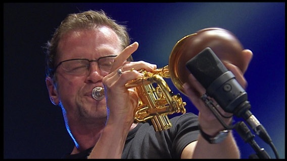 Konzertszene: Ingolf Burkhardt beim Konzert der NDR Bigband bei der JazzBaltica 2008 © Screenshot 