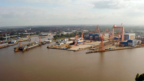 Luftaufnahme alte Nordseewerke Werft. © NDR/Zentralfilm 