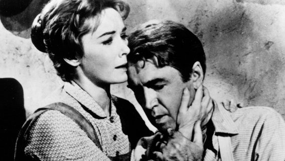Hallie (Vera Miles) verliebt sich in den jungen Anwalt Ransom Stoddard (James Stewart). © NDR/WDR/Telepool 