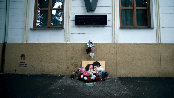 Temporäres Straßendenkmal in Bratislava für Ján Kuciak und seine Freundin Martina Kušnírová. Mittlerweile wurde in der Nähe ein ständiges Denkmal errichtet. © WDR/Final Cut for Real/Anna Smoroňová 