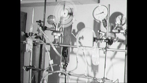 Physikalische Versuchsanordnung zur Demonstration eines elektrisch betriebenen Schwungrades (1964)  