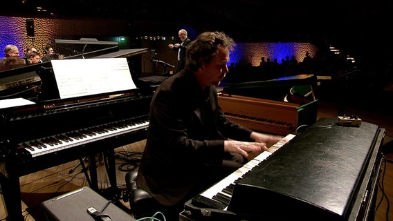 Florian Weber und die NDR Bigband beim Konzert in der Elbphilharmonie  