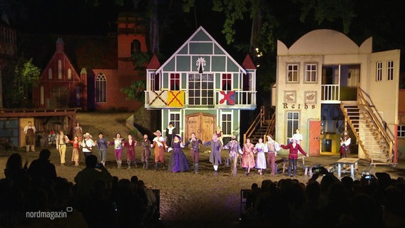Am Ende einer Aufführung der Müritz-Saga stehen die Mitspielenden in einer Reihe und verbeugen sich vor dem Publikum. © Screenshot 