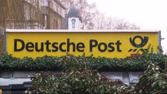 Das Logo der Deutschen Post auf einem Schild © Screenshot 