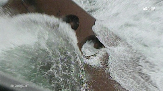 Stürmische Wellen schlagen über einem gesunkenen Schiff zusammen. © Screenshot 