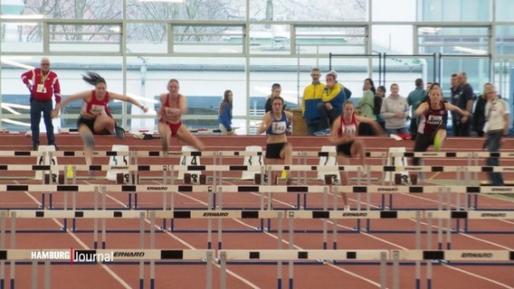 Mehrere Sportlerinnen beim Hürdensprunglauf © Screenshot 