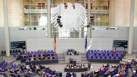 Abgeordnete sitzen im Bundestag. © Screenshot 