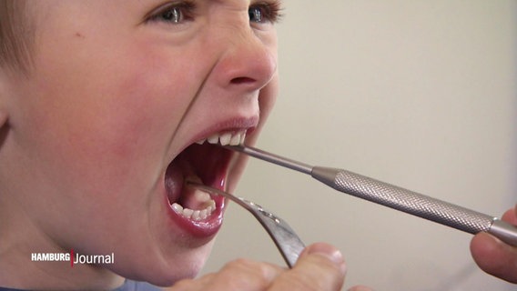 Ein Junge beim Zahnarzt. © Screenshot 
