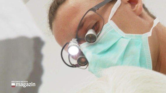 Zahnmedizinischer Nachwuchs bei der Arbeit. © Screenshot 